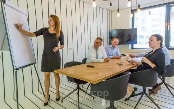Moderne vergaderruimte in het kantoorpand aan Marten Meesweg 8-10, Rotterdam Alexander, met vier mensen in een zakelijke bespreking.