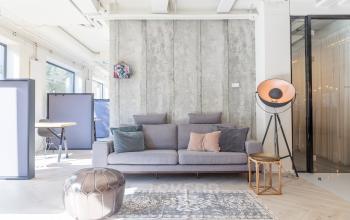 Kantoorruimte huren op Marten Meesweg 8-10 in Rotterdam Alexander, met eigentijdse inrichting, gezellige zithoek met bank, poef en vloerkleed.