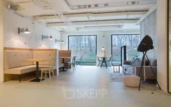 Moderne kantoorruimte huren aan Marten Meesweg 8-10 in Rotterdam Alexander met zitgedeelte, tafels en banken.