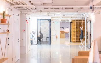 Kantoorruimte te huur op Marten Meesweg 8-10 in Rotterdam Alexander, met moderne inrichting, open werkruimtes en glazen wanden.