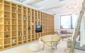 Gemeubileerde kantoorruimte huren aan Marten Meesweg 8-10 in Rotterdam Alexander met moderne inrichting en een stijlvolle open werkruimte.