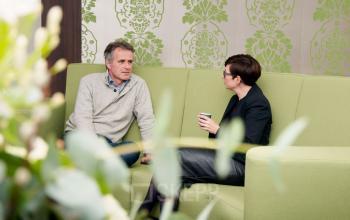 relaxed overleggen op de bank