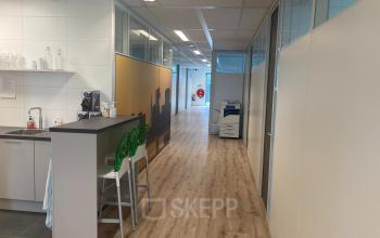 Moderne kantoorruimte met heldere verlichting en houten vloer op Hoofdweg 66 in Rotterdam Alexander, gestoffeerd en klaar voor verhuur.