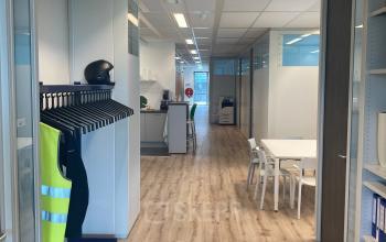 Kantoorpand aan Hoofdweg 66, Rotterdam Alexander; gang met houten vloer, kapstok, eettafel met stoelen, zicht op pantry.