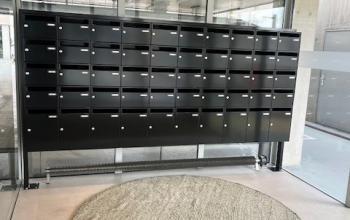 Ingang van kantoorpand op Bahialaan 100 in Rotterdam Brainpark met een rij postvakken en een ronde vloermat, ideaal voor kantoorruimte huren.