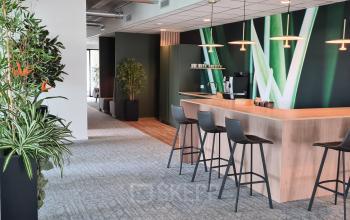 Kantoorpand Bahialaan 100, Rotterdam Brainpark met moderne keukenbar en zithoek.