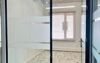 Kantoorruimte te huur in een strak kantoorpand op Bahialaan 100, Rotterdam Brainpark, met veel natuurlijk licht dankzij grote ramen. De ruimte is niet gemeubileerd.