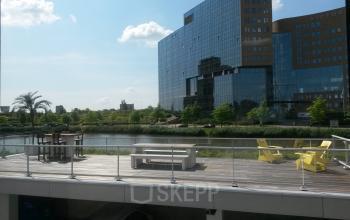 terras met loungeplekken aan het water bij kantoorgebouw rotterdam kantoorruimte te huur