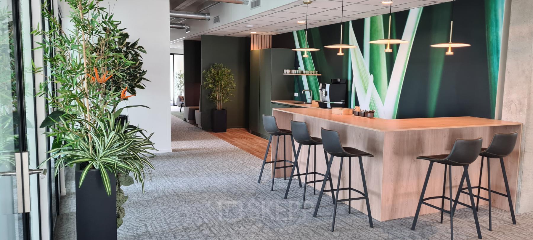 Kantoorpand Bahialaan 100, Rotterdam Brainpark met moderne keukenbar en zithoek.