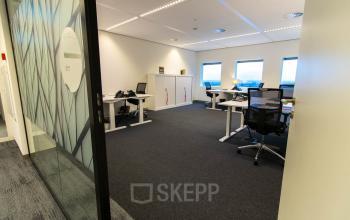 Alle kantoorruimten hebben grote ramen