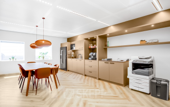 Moderne en lichte pantry in een kantoorpand met houten vloer en eetruimte aan de Weena 505, ideaal voor kantoorruimte huren in Rotterdam Centraal Station.