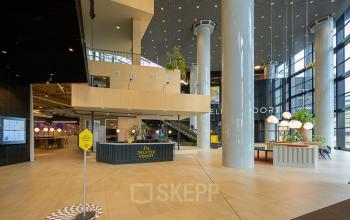 Ingang van kantoorpand Weena 505 in Rotterdam Centraal Station met moderne inrichting en ontvangstbalie