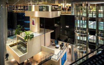 Moderne kantoorruimte huren in Rotterdam Centraal Station, gelegen op Weena 505, met open en licht interieur met diverse zitgedeeltes en glazen wanden.