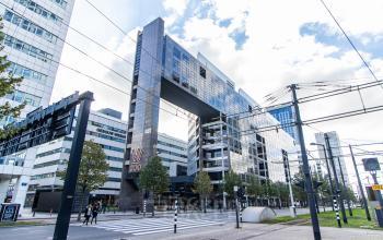 Exterieur van het Weena 290 kantoorpand nabij Rotterdam Centraal Station, ideaal voor kantoorruimte huren. Modern gebouw met glazen gevel en stedelijke omgeving.