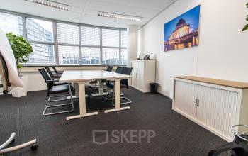 Interieur van een kantoorpand op Weena 290, Rotterdam Centraal Station, met een vergadertafel en stoelen voor kantoorruimte huren.