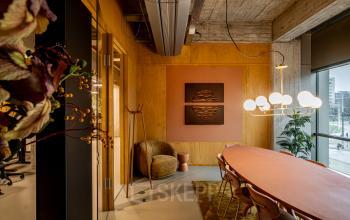 Stijlvolle en lichte vergaderruimte in een kantoorpand aan Hofplein 19, Rotterdam Centraal Station, met een moderne tafel, comfortabele stoelen en stijlvolle verlichting, ideaal voor kantoorruimte huren.