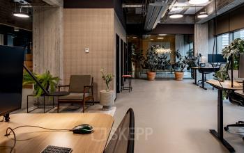 Moderne kantoorruimte huren met industriële uitstraling en veel groen op Hofplein 19 in Rotterdam Centraal Station. De ruimte is voorzien van werkstations en comfortabele zitgelegenheid.