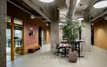 Kantoorruimte huren in het kantoorpand op Hofplein 19, Rotterdam Centraal Station. Moderne ruimte met stijlvolle werkplekken en natuurlijke verlichting.