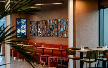 Moderne en stijlvolle kantoorruimte huren op Hofplein 19, Rotterdam Centraal Station. Het interieur biedt gezellige zitplekken met een warme sfeer voor informele vergaderingen of pauzes.