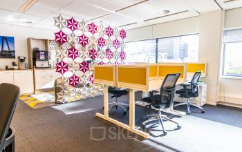 Kantoorruimte huren aan de Weena-Zuid 130 in Rotterdam Centraal Station met moderne werkplekken en opvallende scheidingselementen.