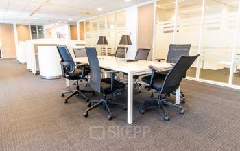 Moderne vergaderruimte huren in kantoorpand op Weena-Zuid 130, Rotterdam Centraal Station met zes comfortabele stoelen en een grote tafel om efficiënt te vergaderen.