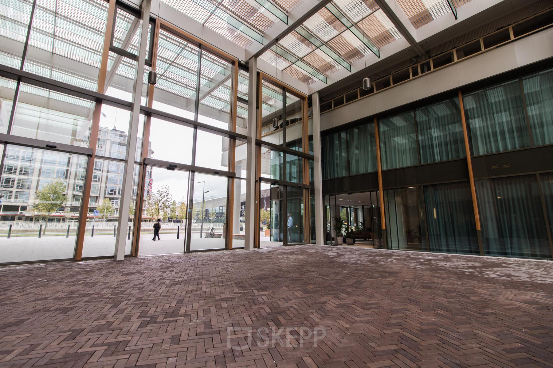 Modern kantoorpand op Weena 750, Rotterdam Centraal Station met glazen entree.