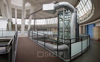 Modern kantoorpand op Kruisplein 15-25 in Rotterdam met industriële elementen en grote ramen.