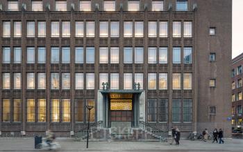 Exterieur van het kantoorpand gelegen aan Blaak 34 in Rotterdam Centrum, met karakteristieke architectuur en meerdere personen die langs het gebouw lopen.