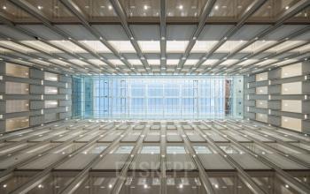 Binnenplaats van het kantoorpand aan Blaak 34, Rotterdam Centrum, met glazen dak en meerdere verdiepingen, perfect om kantoorruimte te huren.