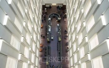 Kantoorruimte huren op Blaak 34, Rotterdam Centrum met een moderne ontvangsthal en diverse medewerkers die bezig zijn met zakelijke activiteiten.