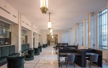 Kantoorruimte op Blaak 34 in Rotterdam Centrum, met moderne inrichting, marmeren vloer, en grote ramen.