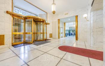 Elegante kantoorentree op Blaak 34 in Rotterdam Centrum met marmeren vloeren en messing details, ideaal voor kantoorruimte huren.