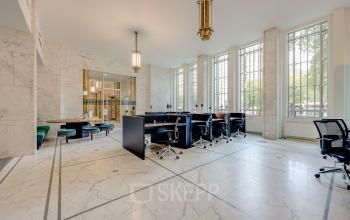 Kantoorruimte te huur op Blaak 34 in Rotterdam Centrum met ruime werkplekken, moderne inrichting en veel daglicht door grote ramen.