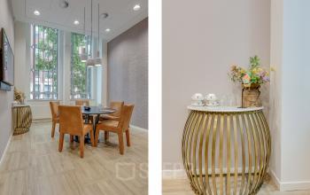 Stijlvolle kantoorruimte huren in Rotterdam Centrum op Blaak 34, met een vergadertafel en comfortabele stoelen, veel natuurlijk licht en moderne decoratie.