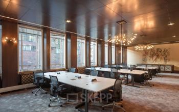 Moderne kantoorruimte te huur aan Blaak 34, Rotterdam Centrum met flexibele werkplekken, grote ramen en stijlvolle verlichting.