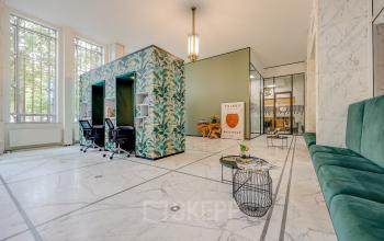 Moderne kantoorruimte te huur op Blaak 34, Rotterdam Centrum, met stijlvolle gemeubileerde werkplekken en natuurlijk licht. Ideaal voor bedrijven die op zoek zijn naar een kantoorpand in een levendige omgeving.