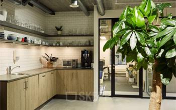 Kantoorpand bij Westblaak 90 in Rotterdam Centrum met gemeubileerde kitchenette met aanrecht en opbergkasten.
