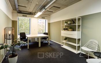 Kantoorruimte huren in een modern kantoorpand op Westblaak 90, Rotterdam Centrum, met twee bureaus, stoelen en planten. Grote ramen bieden veel natuurlijk licht.