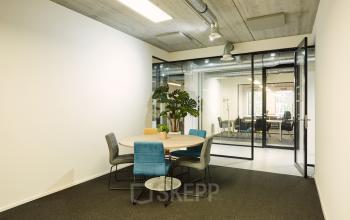 Moderne kantoorruimte huren op Westblaak 90, Rotterdam Centrum, voorzien van vergadertafel met stoelen en glazen wanden.