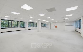 Open, lichte kantoorruimte huren op Westblaak 109, Rotterdam Centrum, met grote ramen en witte plafonds.