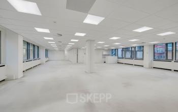 Ruime en lichte kantoorruimte met veel ramen op Westblaak 109 in Rotterdam Centrum. Kantoorruimte huren met moderne plafondverlichting en neutraal interieur