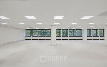 Lichte, open kantoorruimte huren in het kantoorpand aan Westblaak 109, Rotterdam Centrum, met grote ramen en witte plafonds en muren.