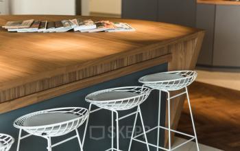 Interieurfoto van kantoorpand op Weena 690, Rotterdam Centrum, met houten hoge tafel, moderne barkrukken en tijdschriften.