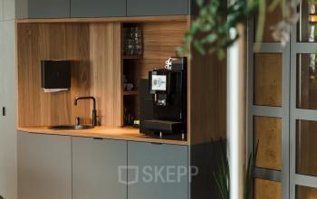 Kantoorpand Weena 690 in Rotterdam Centrum met een moderne pantry voorzien van een koffieapparaat en een gootsteen.