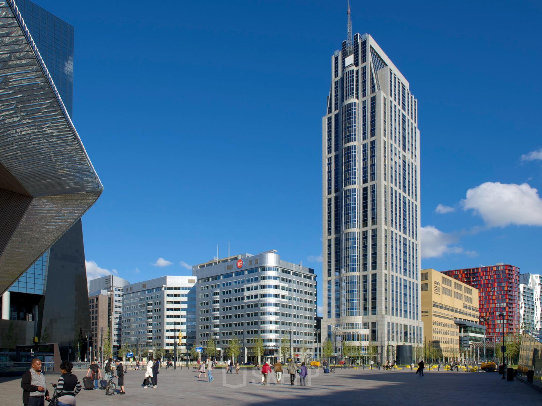 Kantoorpand op Weena 690 in Rotterdam Centrum met heldere lucht op de achtergrond. Ideaal voor kantoorruimte huren.