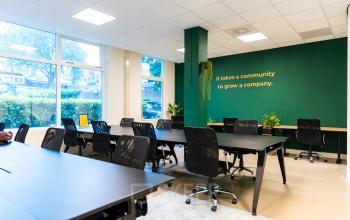 Moderne kantoorruimte huren op Westplein 12, Rotterdam Centrum met ruime bureaus en groene accenten. Grote ramen zorgen voor veel natuurlijk licht.