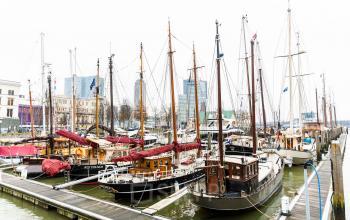 Uitzicht op de jachthaven minder dan 5 minuten van het kantoor aan Westplein 12 in Rotterdam Centrum. Verschillende zeilboten liggen aangemeerd met de skyline van Rotterdam op de achtergrond.