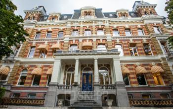 Kantoorpand huren aan Westplein 12 in Rotterdam Centrum met een klassieke gevel, grote ramen en karakteristieke details.