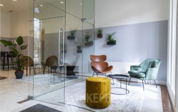 Moderne, sfeervolle ontvangstruimte in een kantoorpand aan Westplein 12, Rotterdam Centrum, voorzien van comfortabele zitmeubelen en planten voor een uitnodigende uitstraling.