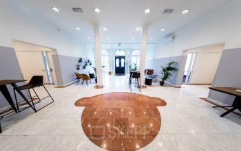 Ruim en licht interieur van een kantoorpand op Westplein 12, Rotterdam Centrum. Stijlvolle marmeren vloer, moderne meubels, geschikt om kantoorruimte te huren.